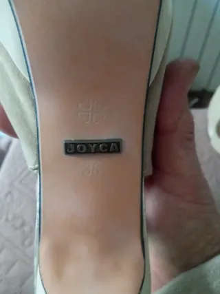 Zapatos de tacón beige y dorados