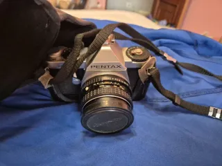 Cámara Pentax Plata y Negra Tiene roto botonrebobi