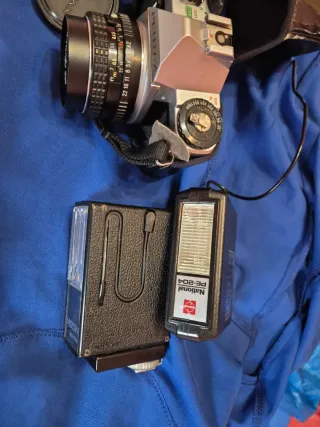 Cámara Pentax Plata y Negra Tiene roto botonrebobi