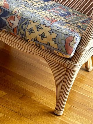 Sofá de bambú natural con cojines estilo colonial.