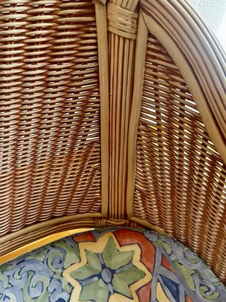 Sofá de bambú natural con cojines estilo colonial.