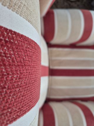 Sillón Orejero Clásico Rayas Rojas y Beige