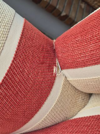 Sillón Orejero Clásico Rayas Rojas y Beige