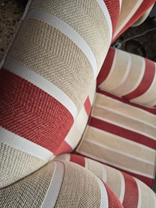 Sillón Orejero Clásico Rayas Rojas y Beige