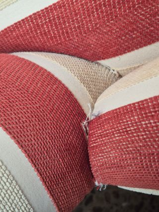 Sillón Orejero Clásico Rayas Rojas y Beige