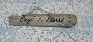 Letrero Ongi Etorri Madera Flotante