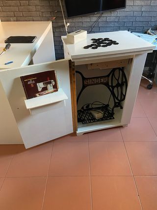 Maquina de coser Singer en mueble auxiliar blanco