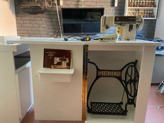 Maquina de coser Singer en mueble auxiliar blanco