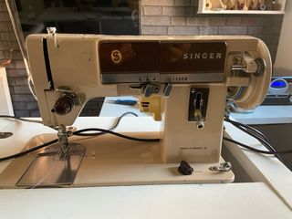 Maquina de coser Singer en mueble auxiliar blanco