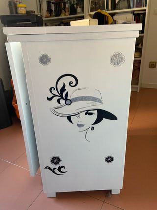 Maquina de coser Singer en mueble auxiliar blanco