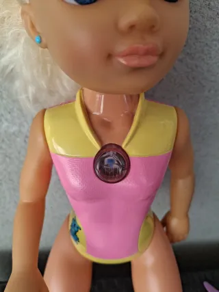 Nancy de natación con delfín