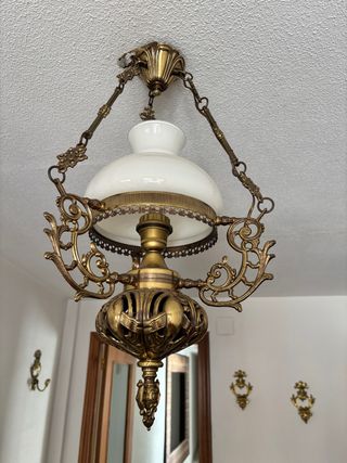 Lámpara de bronce con cristal blanco