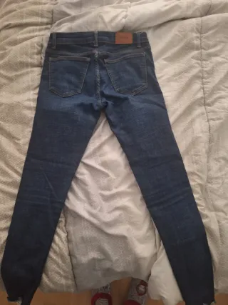 Pantalón vaquero tobillero desgastado