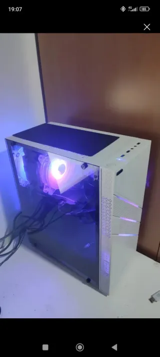 Torre Gaming Blanca y Morada