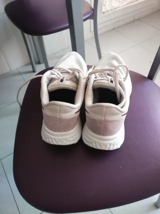 Deportivos Nike Rosa y Blanco. Núm. 39