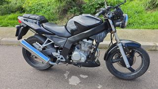 Motocicleta Daelim Roadwin 125 FI, color negra