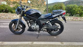Motocicleta Daelim Roadwin 125 FI, color negra