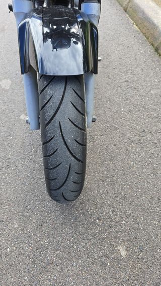 Motocicleta Daelim Roadwin 125 FI, color negra