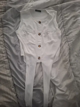 Camisa blanca sin mangas con botones