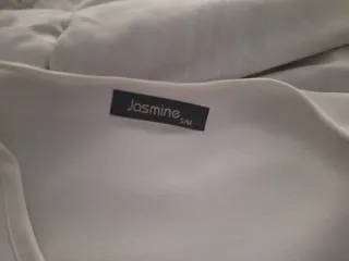 Camisa blanca sin mangas con botones