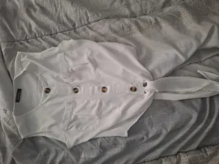 Camisa blanca sin mangas con botones