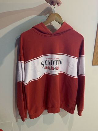 Sudadera roja y blanca con estampado