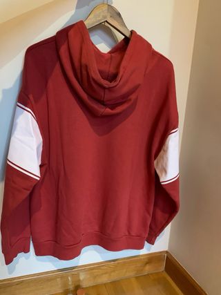 Sudadera roja y blanca con estampado