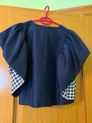 Top azul con mangas volantes y cuadros