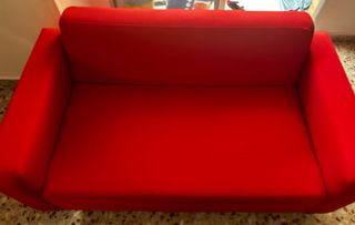 Sofá rojo de tela casi nuevo