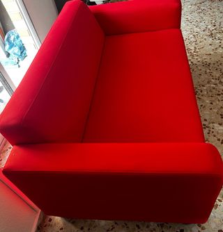 Sofá rojo de tela casi nuevo