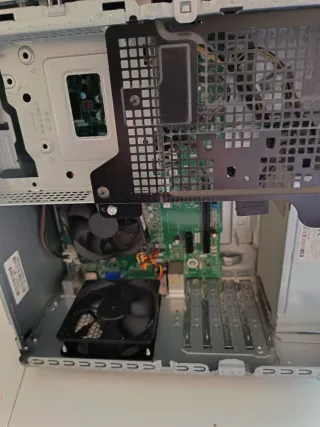 PC HP Gris/Plata ( SIN CAJA )