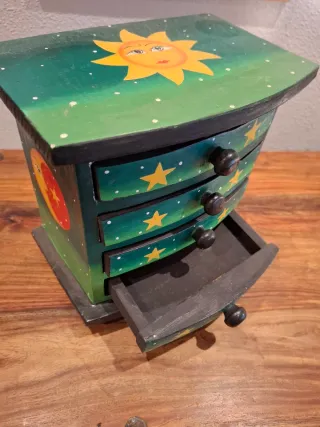 Cajonera de madera decorada sol y estrellas
