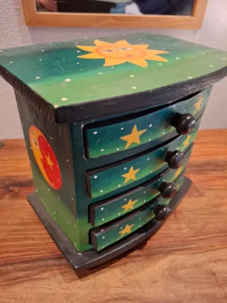 Cajonera de madera decorada sol y estrellas