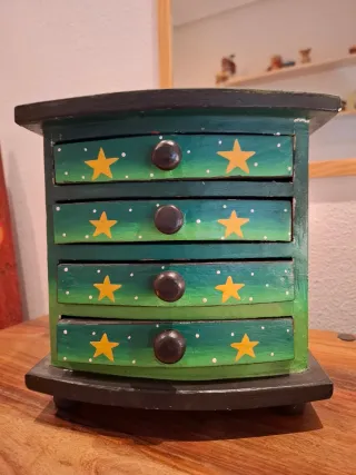 Cajonera de madera decorada sol y estrellas