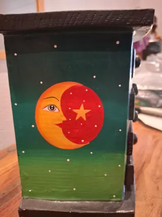 Cajonera de madera decorada sol y estrellas
