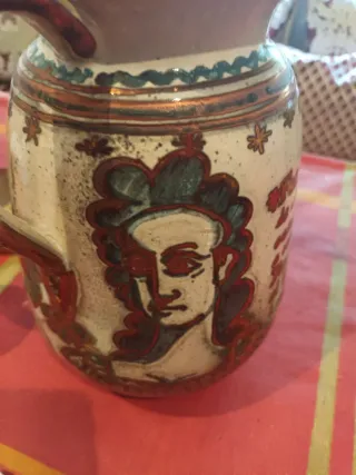 Jarrón de cerámica antiguo decorado