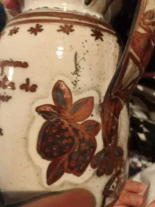 Jarrón de cerámica antiguo decorado