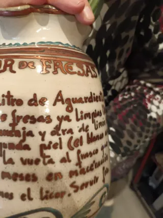 Jarrón de cerámica antiguo decorado