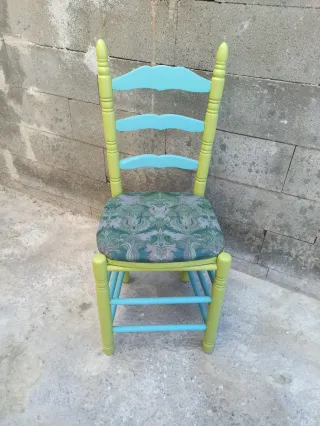 Silla de madera pintada verde y azul