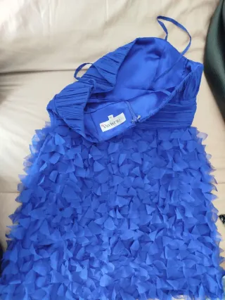 Vestido de fiesta azul con volantes