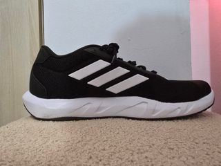 Zapatillas Adidas Negras y Blancas