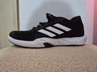 Zapatillas Adidas Negras y Blancas