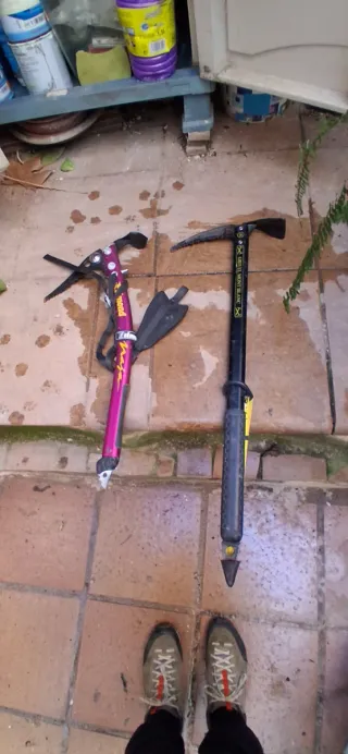 Piolet Simond NAJA y piolo Grivel de travesia..