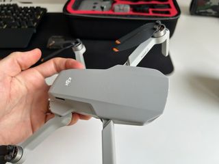 DJI Mini 2 Drone con Mando y Accesorios