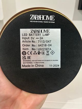 Lámpara de mesa Zara Home dorada