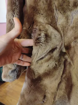 Abrigo de pelo marrón elegante..