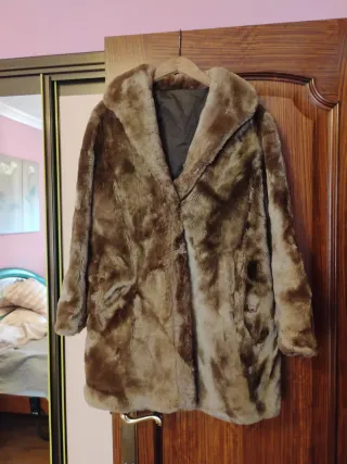 Abrigo de pelo marrón elegante..