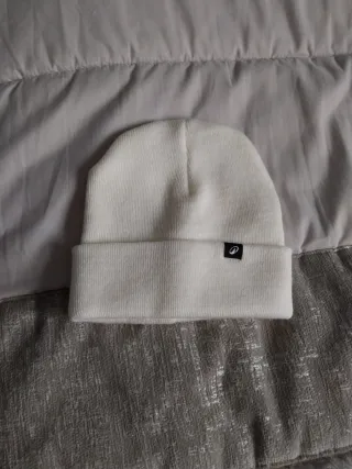 Gorro de lana color crema.