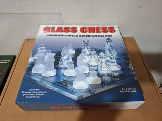 Scacchiera in vetro con pezzi trasparenti