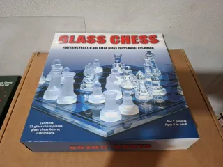 Scacchiera in vetro con pezzi trasparenti